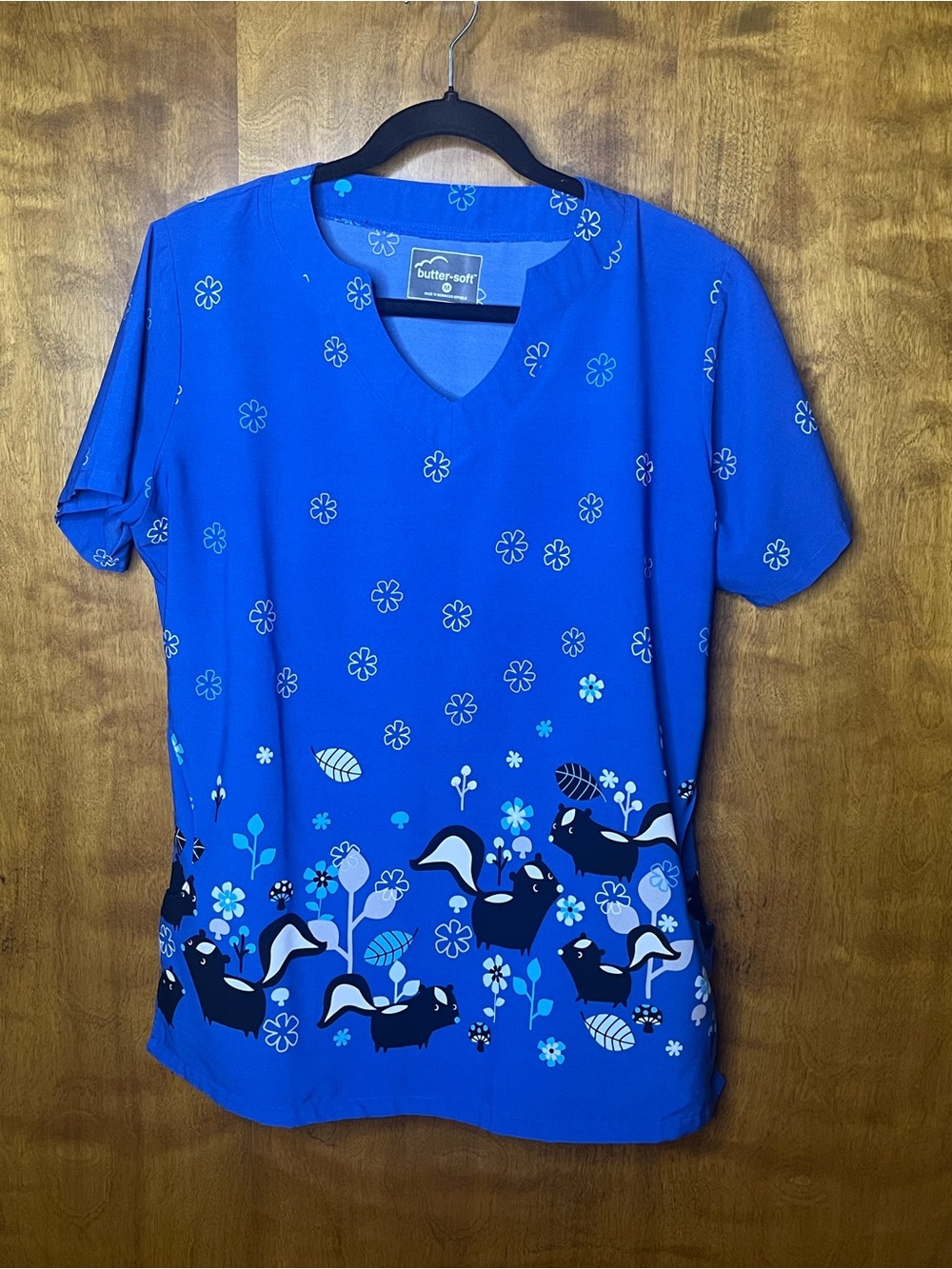 Butter-Soft Skunk Print Scrub Top Women’s Medium